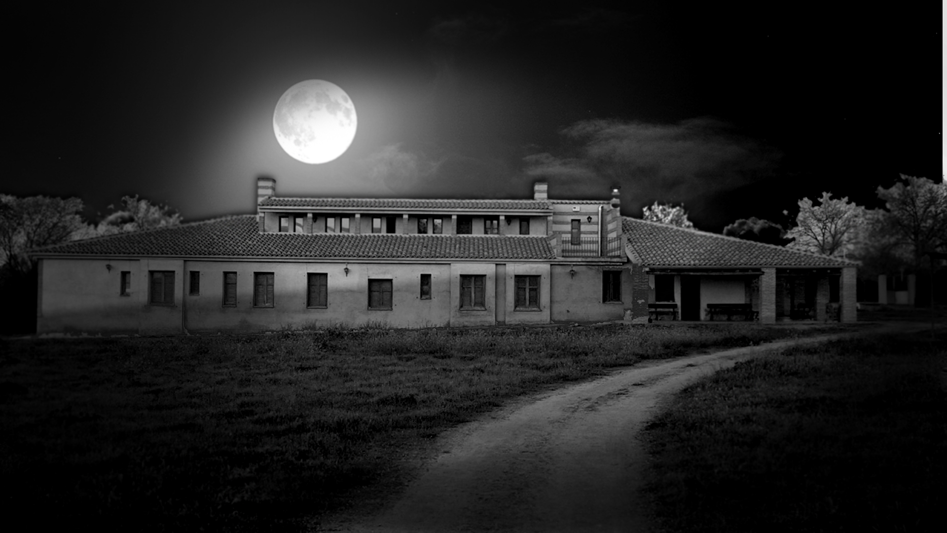 La Quinta de Melque de noche bajo una luna llena